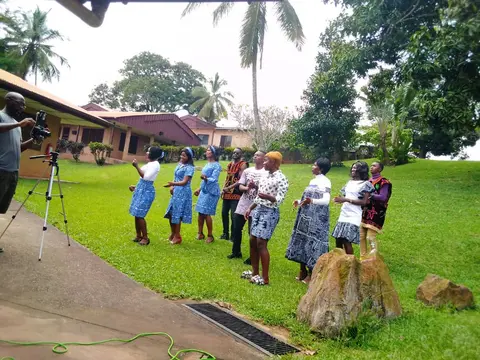 Pyɛ nsuŋ bòŋbòŋ